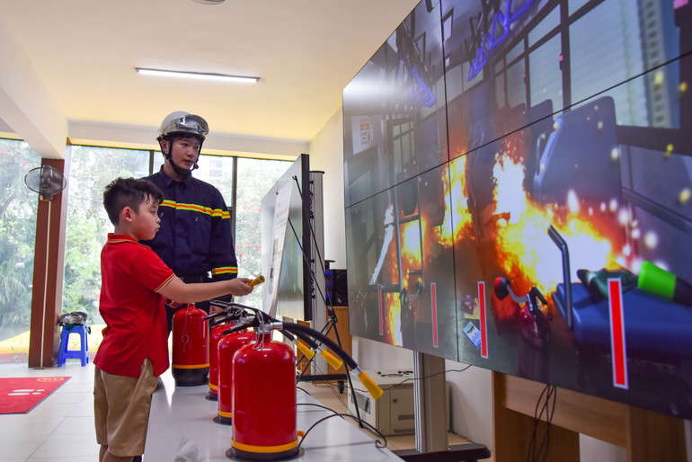 Trẻ em tham gia khóa đào tạo kỹ năng Phòng cháy chữa cháy. (Ảnh: NHẬT QUANG)