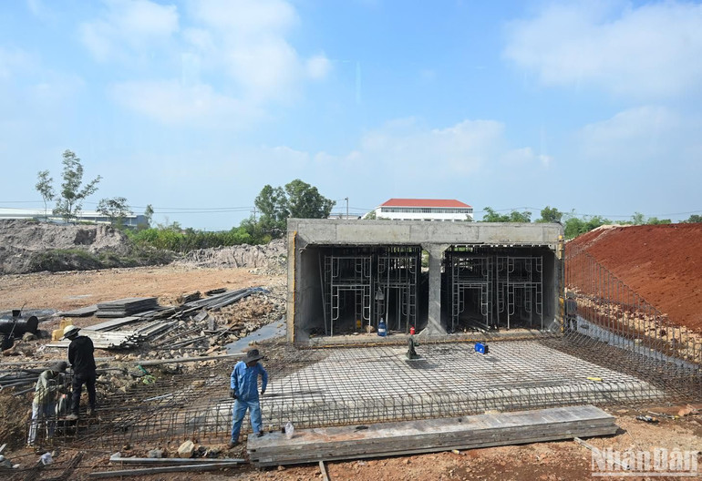 Các đơn vị thi công Dự án thành phần 3 Dự án đầu tư xây dựng đường bộ cao tốc Biên Hòa-Vũng Tàu. (Ảnh: DUY LINH) Các đơn vị thi công Dự án thành phần 3 Dự án đầu tư xây dựng đường bộ cao tốc Biên Hòa-Vũng Tàu. (Ảnh: DUY LINH)