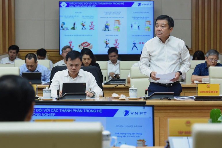 Tổng Giám đốc VNPT Huỳnh Quang Liêm phát biểu tại phiên họp.