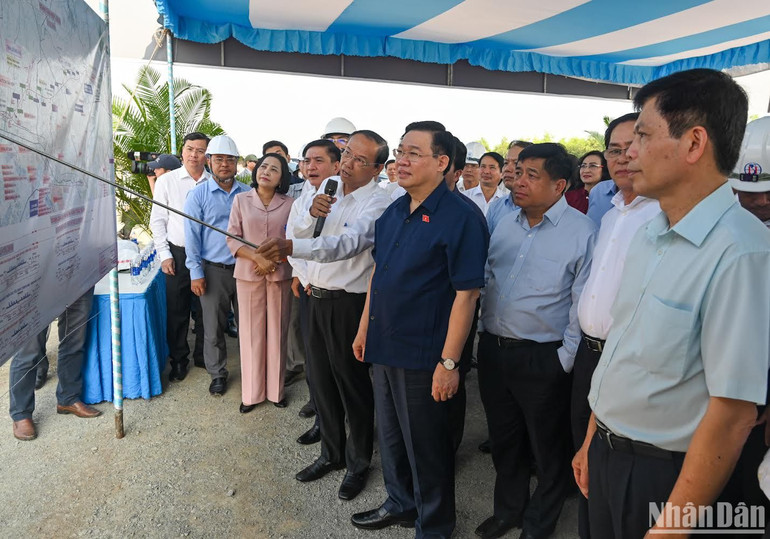 Chủ tịch Quốc hội Vương Đình Huệ nghe báo cáo về tiến độ thi công Dự án. (Ảnh: DUY LINH) Chủ tịch Quốc hội Vương Đình Huệ nghe báo cáo về tiến độ thi công Dự án. (Ảnh: DUY LINH)