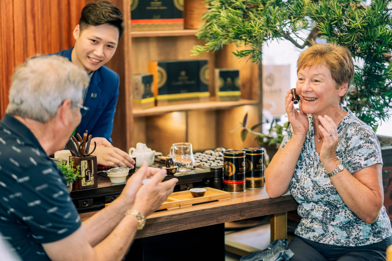 Khách quốc tế trải nghiệm văn hóa trà thương hiệu Đôi Dép.