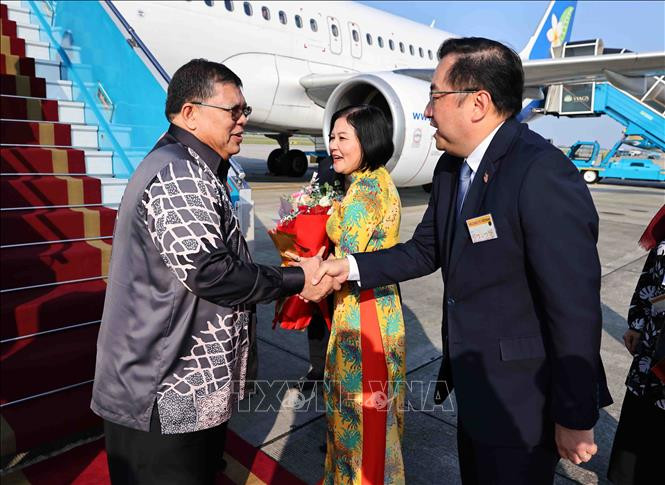 Chủ tịch Hạ viện Malaysia Tan Sri Dato’ Johari Bin Abdul tại Sân bay quốc tế Nội Bài. Ảnh: Minh Đức/TTXVN