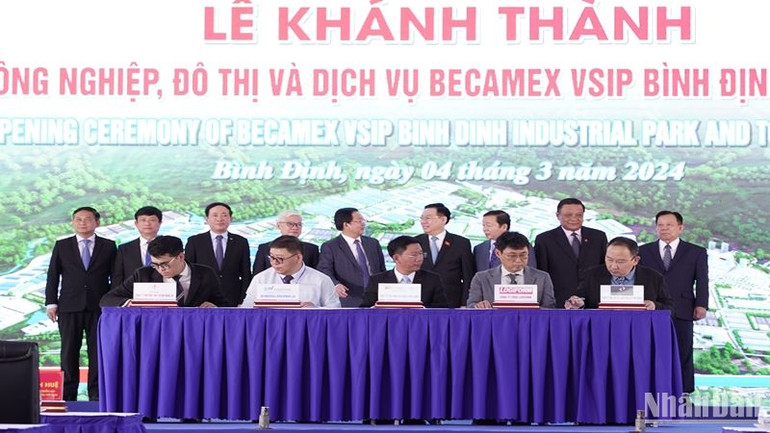 Lễ công bố và ký kết biên bản ghi nhớ (MOU) với một số nhà đầu tư tiềm năng. Lễ công bố và ký kết biên bản ghi nhớ (MOU) với một số nhà đầu tư tiềm năng.