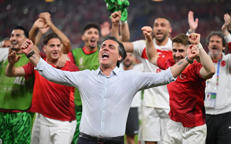 Niềm vui của đội tuyển Thổ Nhĩ Kỳ khi thành công giành lấy tấm vé tiếp theo tham dự vòng 1/8. (Ảnh: Getty Images) Niềm vui của đội tuyển Thổ Nhĩ Kỳ khi thành công giành lấy tấm vé tiếp theo tham dự vòng 1/8. (Ảnh: Getty Images)