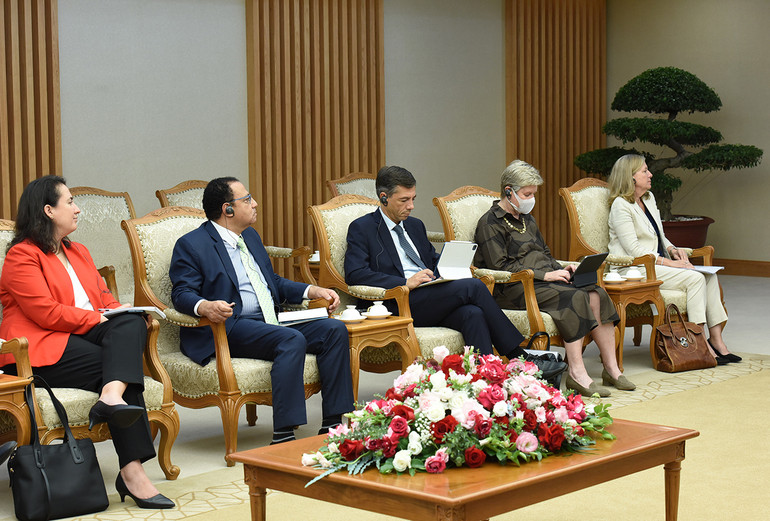 Các thành viên đi với Bà Manuela V. Ferro, Phó Chủ tịch Ngân hàng Thế giới (World Bank) phụ trách khu vực Đông Á-Thái Bình Dương cũng tham dự buổi tiếp.