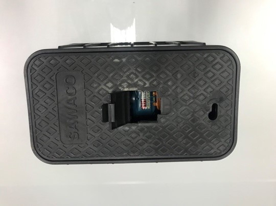 Mở nắp hộp bảo vệ đồng hồ nước.