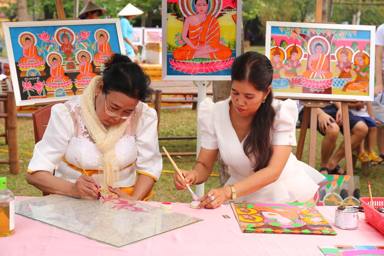 Ngoài ra, nghề vẽ tranh kính là một loại hình nghệ thuật dân gian được người dân Nam Bộ ưa chuộng được quảng bá và trình diễn tại ngày hội.