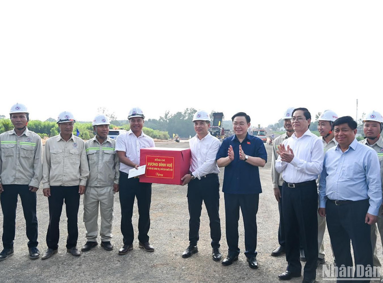 Chủ tịch Quốc hội Vương Đình Huệ tặng quà cho nhà thầu, đơn vị thi công Dự án. (Ảnh: DUY LINH) Chủ tịch Quốc hội Vương Đình Huệ tặng quà cho nhà thầu, đơn vị thi công Dự án. (Ảnh: DUY LINH)