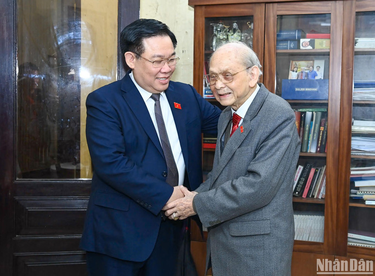 Chủ tịch Quốc hội Vương Đình Huệ thăm hỏi gia đình cố Trưởng Ban thường trực Quốc hội Bùi Bằng Đoàn. (Ảnh: DUY LINH) Chủ tịch Quốc hội Vương Đình Huệ thăm hỏi gia đình cố Trưởng Ban thường trực Quốc hội Bùi Bằng Đoàn. (Ảnh: DUY LINH)