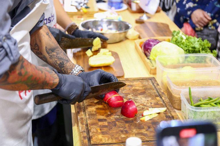 Đầu bếp làm món salade táo mời du khách thưởng thức.