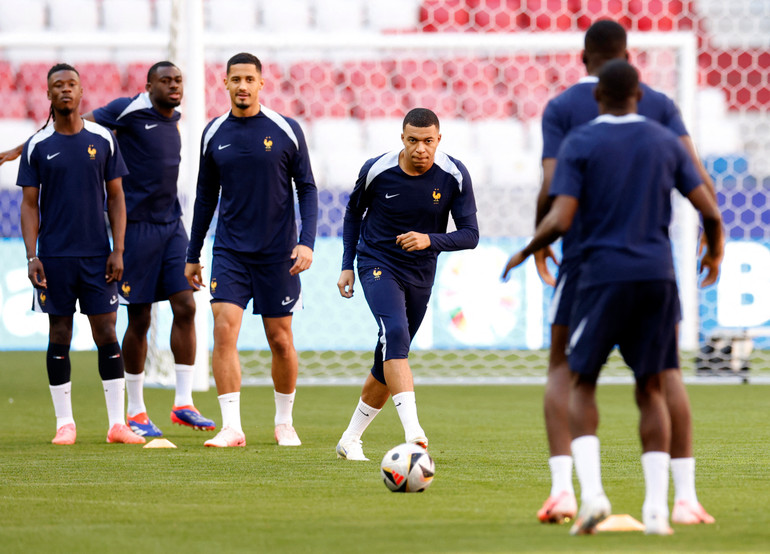 Buổi tập của đội tuyển Pháp trước cuộc chạm trán với đội tuyển Tây Ban Nha. (Ảnh: Reuters)