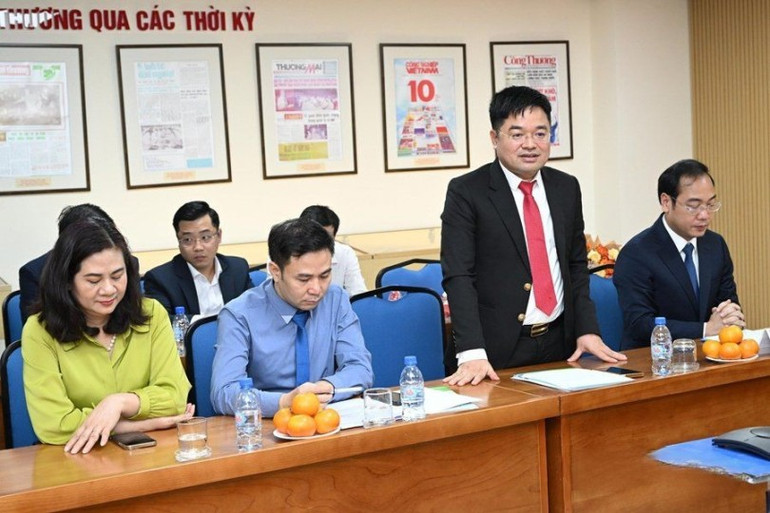 Tân Tổng Biên tập Báo Công thương Nguyễn Văn Minh phát biểu nhận nhiệm vụ.