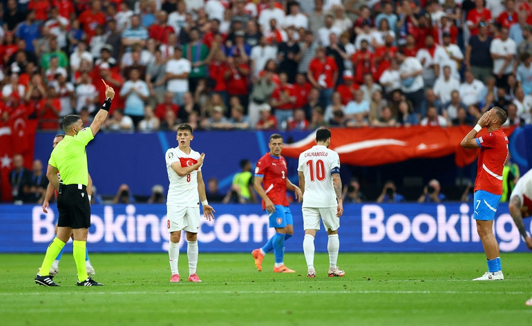 Trọng tài Istvan Kovacs rút thẻ đỏ đối với tiền vệ Barak ở phút 20 của trận đấu. Đội tuyển Cộng hòa Séc phải thi đấu thiếu người từ sớm. (Ảnh: Reuters) Trọng tài Istvan Kovacs rút thẻ đỏ đối với tiền vệ Barak ở phút 20 của trận đấu. Đội tuyển Cộng hòa Séc phải thi đấu thiếu người từ sớm. (Ảnh: Reuters)