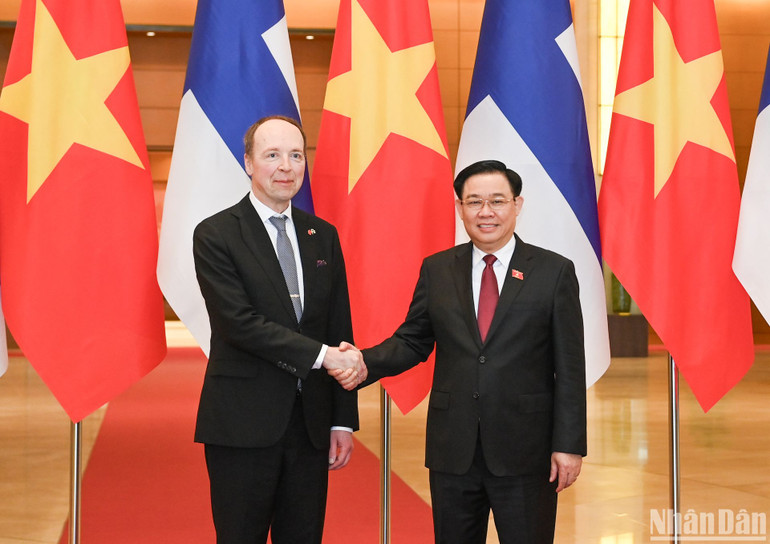 Chủ tịch Quốc hội Vương Đình Huệ và Chủ tịch Quốc hội Phần Lan Jussi Halla-aho tại lễ đón.