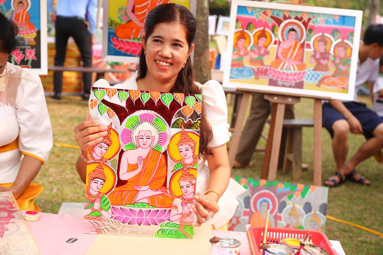 Bức tranh kính vẽ Đức Phật vừa được nghệ nhân hoàn thành.