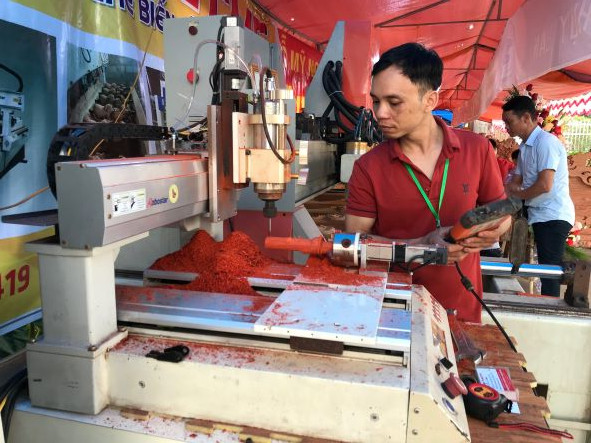 Sản xuất đồ mộc ở làng nghề Mộc Thụy Lân, xã Thanh Long , huyện Yên Mỹ, Hưng Yên.