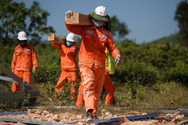Có những vị trí thi công ở trên núi cao, việc thi công cũng như vận chuyển vật liệu đều phải thực hiện thủ công bằng sức người.