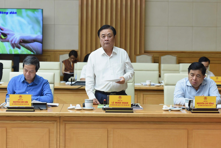 Bộ trưởng Nông nghiệp và Phát triển nông thôn Lê Minh Hoan phát biểu tại phiên họp.