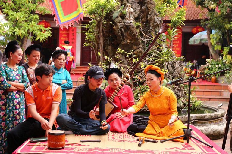 Du khách được trải nghiệm học hát cùng ca nương. (Ảnh: Uyển Nhi)