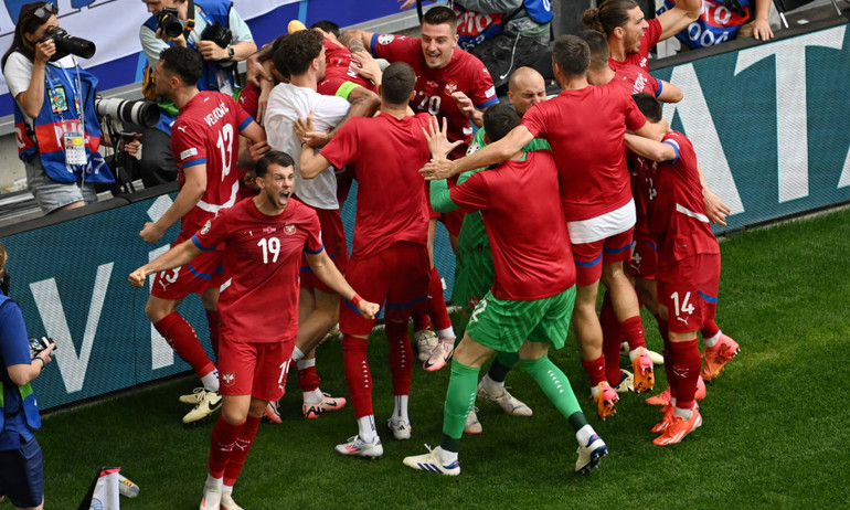 Các cầu thủ Serbia ăn mừng sau khi ghi bàn thắng gỡ hòa trong những phút bù giờ cuối cùng của trận đấu, giúp đội tuyển Serbia giành được 1 điểm quý giá. (Ảnh: Reuters) Các cầu thủ Serbia ăn mừng sau khi ghi bàn thắng gỡ hòa trong những phút bù giờ cuối cùng của trận đấu, giúp đội tuyển Serbia giành được 1 điểm quý giá. (Ảnh: Reuters)