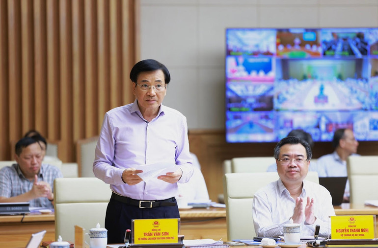 Bộ trưởng, Chủ nhiệm Văn phòng Chính phủ Trần Văn Sơn phát biểu tại phiên họp.