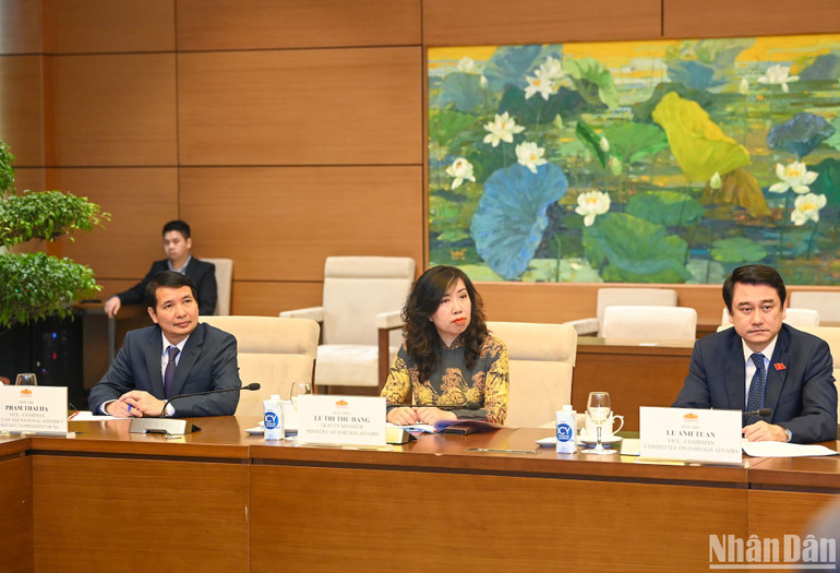 Các đại biểu Việt Nam dự buổi hội đàm.