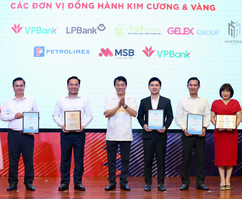 Phó Chủ tịch Hội đồng quản trị T&T Group Đỗ Vinh Quang (thứ ba từ phải sang) nhận bảng danh vị nhà đồng hành Kim Cương từ Hiệp hội thể thao CAND.