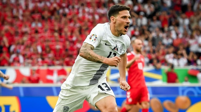 Hậu vệ Erik Janza đã mang về 1 điểm cho Slovenia trước đối thủ là Đan Mạch. Hậu vệ Erik Janza đã mang về 1 điểm cho Slovenia trước đối thủ là Đan Mạch.