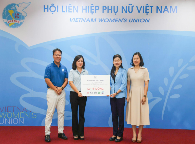 Bà Lê Thị Hồng Nhi - Phó Tổng giám đốc Truyền thông & Đối ngoại của Unilever Việt Nam cùng Bà Tôn Ngọc Hạnh - Phó Chủ tịch Hội Liên hiệp Phụ nữ Việt Nam. Bà Lê Thị Hồng Nhi - Phó Tổng giám đốc Truyền thông & Đối ngoại của Unilever Việt Nam cùng Bà Tôn Ngọc Hạnh - Phó Chủ tịch Hội Liên hiệp Phụ nữ Việt Nam.