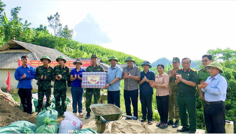 Lãnh đạo huyện Đồng Hỷ động viên, tặng quà các đơn vị quân đội đang giúp người dân xóm Bản Tèn sửa chữa nhà ở.