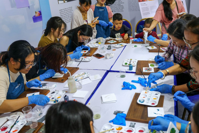 Workshop vẽ tranh dành cho du khách tại gian hàng.