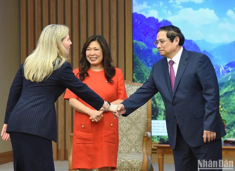 Thủ tướng Phạm Minh Chính đón các thành viên đi cùng đoàn với bà Mary Ng, Bộ trưởng Phụ trách Phát triển kinh tế, Thương mại quốc tế và Xúc tiến xuất khẩu Canada. (Ảnh: Trần Hải)
