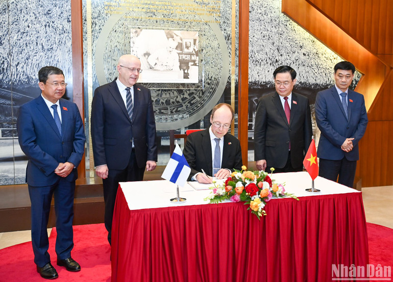 Chủ tịch Quốc hội Phần Lan Jussi Halla-aho ghi Sổ lưu niệm tại phòng truyền thống.