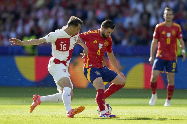 Đội tuyển Tây Ban Nha (áo đỏ) thi đấu áp đảo trước đội tuyển Croatia. (Ảnh: AFP) Đội tuyển Tây Ban Nha (áo đỏ) thi đấu áp đảo trước đội tuyển Croatia. (Ảnh: AFP)