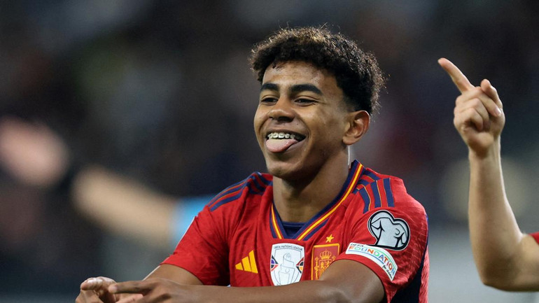 Tiền đạo cánh phải Lamine Yamal trong màu áo của đội tuyển Tây Ban Nha đạt kỷ lục là cầu thủ trẻ nhất trong lịch sử xuất phát ở một kỳ Euro (16 tuổi 338 ngày). Tiền đạo cánh phải Lamine Yamal trong màu áo của đội tuyển Tây Ban Nha đạt kỷ lục là cầu thủ trẻ nhất trong lịch sử xuất phát ở một kỳ Euro (16 tuổi 338 ngày).