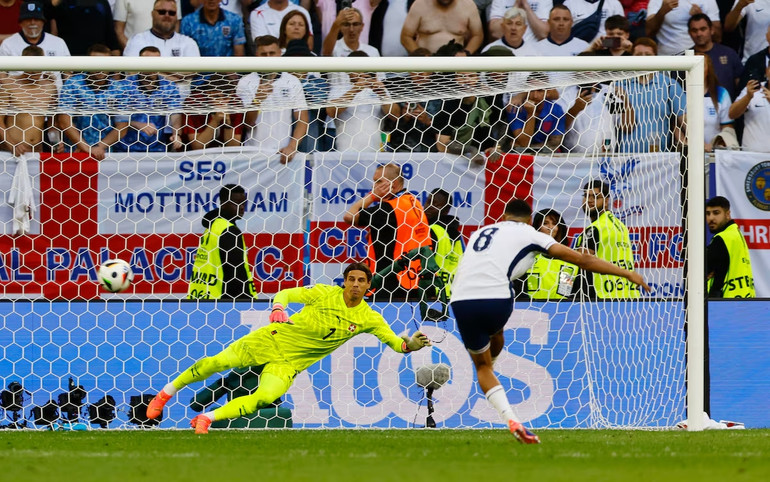 Trent Alexander-Arnold dứt điểm chính xác, giúp đội tuyển Anh khép lại loạt luân lưu với chiến thắng 5-3. (Ảnh: Reuters)