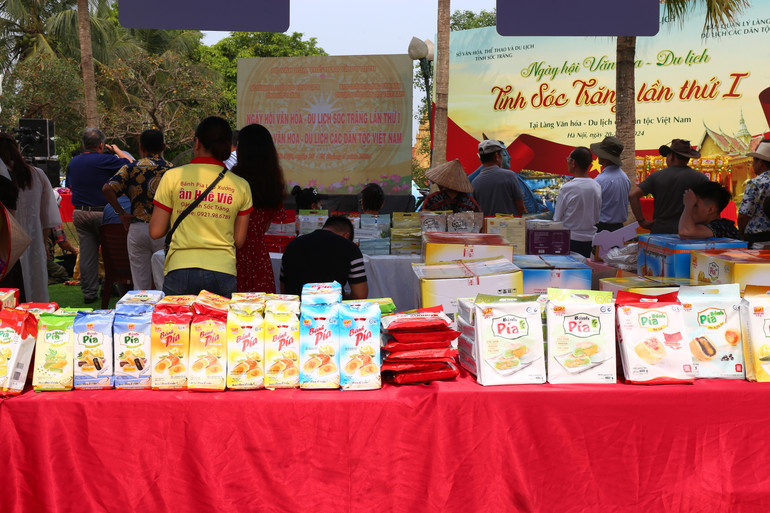 Trưng bày và quảng bá bánh pía tới du khách thập phương