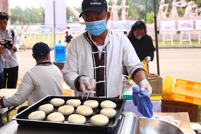 Nhắc đến tỉnh Sóc Trăng, không thể không nhắc đến đặc sản bánh pía sầu riêng. Tại đây, bánh pía sầu riêng được làm thủ công tại chỗ và đồng thời cũng trưng bày sản phẩm bánh pía giới thiệu tới du khách thập phương.
