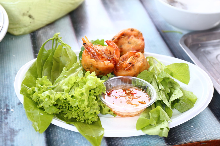 Đặc sản ẩm thực của Sóc Trăng không chỉ có bánh pía mà còn có món bánh cống được góp mặt trong ngày hội. Bánh cống hay còn được nhiều người gọi với cái tên là bánh cóng. Đây là món ăn đã được xuất hiện từ lâu đời, chế biến bởi bàn tay khéo léo của đồng bào dân tộc Khmer. Bánh cống còn được vinh dự là một trong 50 món ăn đặc sản nổi tiếng tại Việt Nam.