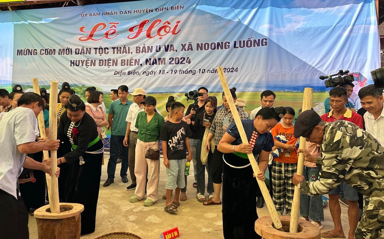 Bà con dân tộc Thái bản U Va, xã Noong Luống, huyện Điện Biên chung vui trong Lễ mừng cơm mới của bản.