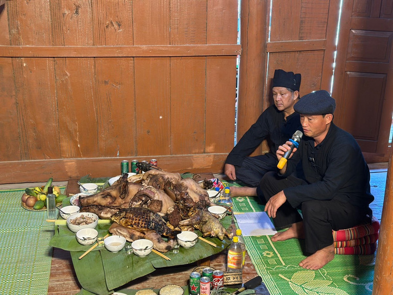Ông Tòng Văn Hân, chủ trì nghi thức cúng tổ tiên trong Lễ mừng cơm mới của dân tộc Thái bản U Va.