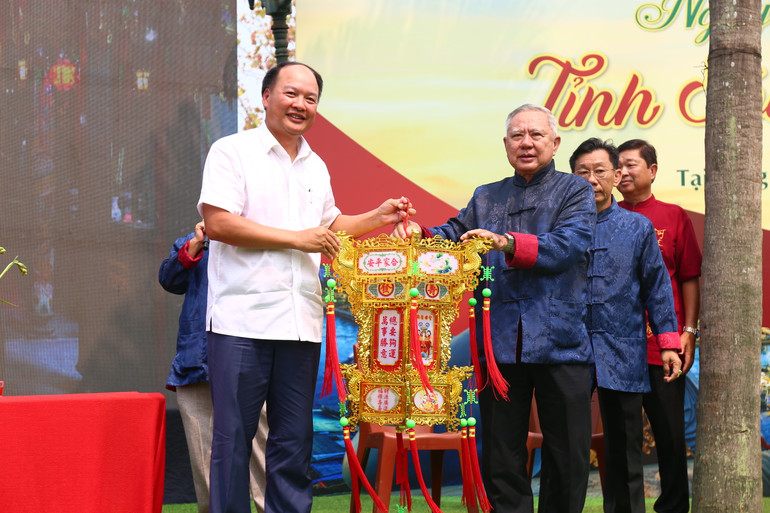 Văn hoá Sóc Trăng còn có nét đặc sắc đó là “Lễ hội Đấu Đèn”. Dịp tết Nguyên Tiêu (rằm tháng Giêng), lễ Đấu đèn tại Chùa ông Bổn, Sóc Trăng, là cơ hội để người Hoa đấu giá những chiếc đèn lồng mang ý nghĩa tốt lành. Mỗi chiếc đèn lồng không chỉ là hiện vật trang trí, mà còn là niềm tin vào một năm mới may mắn, thịnh vượng. Giá trị của từng chiếc đèn có thể lên đến hàng trăm triệu đồng, khi chúng mang theo những câu chúc như: “Hợp gia bình an”, “Sanh ý hưng long”, “Tài nguyên quản tấn”, “Kim ngọc mãn đường”.