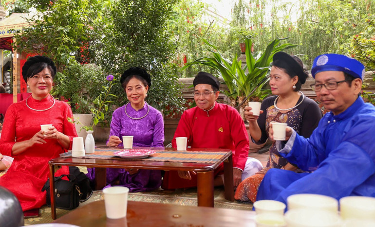 Trải nghiệm thưởng trà Shan Tuyết thượng hạng. (Ảnh: Uyển Nhi)