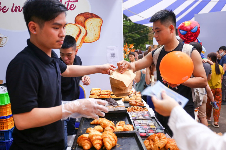 Đa số du khách tới đây đều thích thú trước những món ẩm thực đặc trưng của Pháp như bánh ngọt, thịt nguội, pho-mát, rượu vang,...