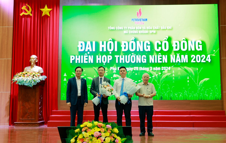 Ông Bùi Minh Tiến – Thành viên Hội đồng thành viên Petrovietnam và cổ đông tặng hoa chúc mừng ông Nguyễn Xuân Hòa – Chủ tịch Hội đồng quản trị và ông Phan Công Thành - Thành viên Hội đồng quản trị, Tổng Giám đốc PVFCCo.