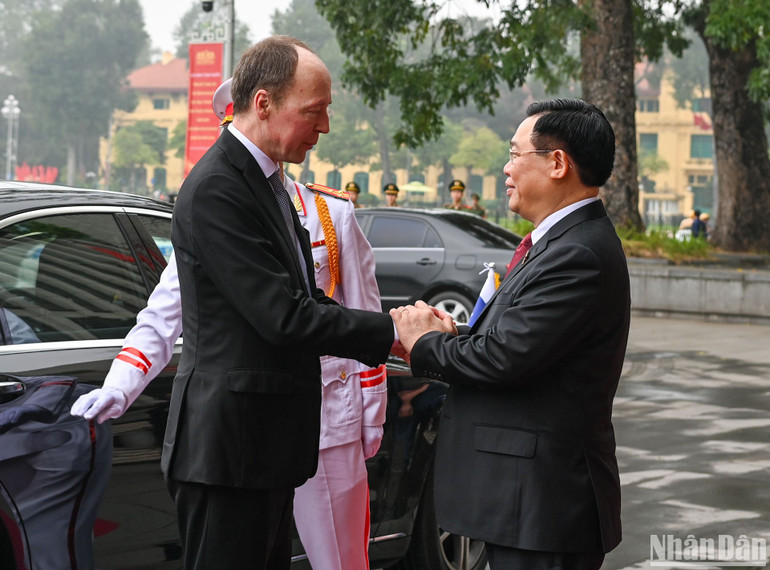 Chủ tịch Quốc hội Vương Đình Huệ vui mừng chào đón Chủ tịch Quốc hội Phần Lan Jussi Halla-aho.