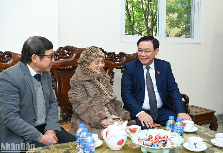 Chủ tịch Quốc hội Vương Đình Huệ thăm hỏi và tặng quà gia đình cố Chủ tịch Quốc hội Lê Quang Đạo. (Ảnh: DUY LINH) Chủ tịch Quốc hội Vương Đình Huệ thăm hỏi và tặng quà gia đình cố Chủ tịch Quốc hội Lê Quang Đạo. (Ảnh: DUY LINH)