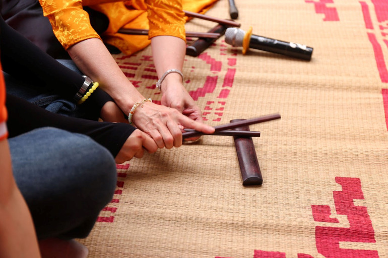 Trong quá trình tham gia trải nghiệm học hát, du khách sẽ được hướng dẫn tận tình bởi những ca nương lành nghề, có kinh nghiệm lâu năm.