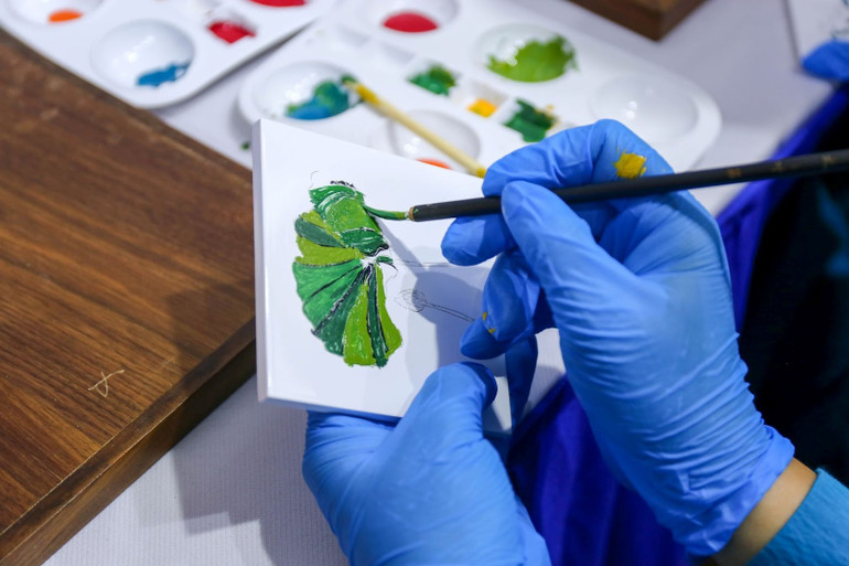 Du khách tham gia vẽ tranh tại workshop.