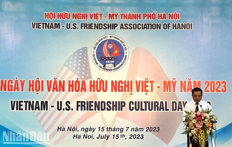 Ông Đinh Hồng Phong, Chủ tịch Hội hữu nghị Việt - Mỹ thành phố Hà Nội, Phó Giám đốc Sở Lao động, Thương binh và Xã hội thành phố Hà Nội, phát biểu tại Ngày hội.